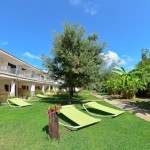 Giardino con prendisole